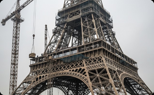 Montagem da Torre Eiffel – França (1889)
